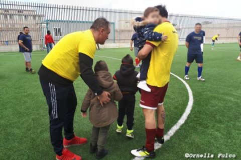 Στην Ιταλία οι κρατούμενοι σώζουν τα παιδιά τους με το ποδόσφαιρο