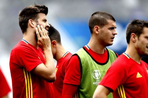 Spain's from left to right: Gerard Pique, Alvaro Morata, and Cesar Azpilicueta attend a training session at the Stadium Municipal in Toulouse, France, Sunday, June 12, 2016. Spain will face against Czech Republic in a Euro 2016 Group D soccer match in Toulouse on Monday, June 13. (AP Photo/Manu Fernandez)
