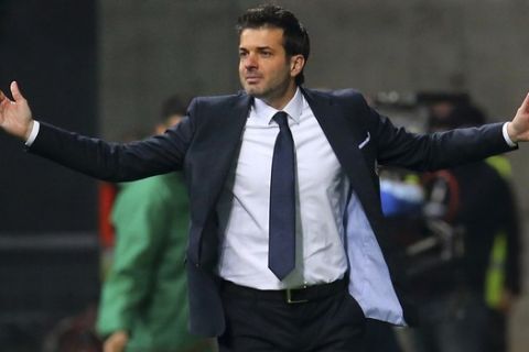 FILE- In this Tuesday, April 28, 2015 file photo, the then Udinese coach Andrea Stramaccioni open his arms during a Serie A soccer match between Udinese and Inter Milan at the Friuli stadium in Udine, Italy. Sparta Prague said Sunday, May 28, 2017, it has signed Italian coach Andrea Stramaccioni into a two-season contract. (AP Photo/Paolo Giovannini, File)