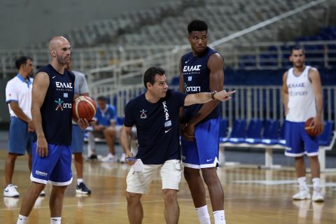 Ο Νικ Καλάθης, ο Δημήτρης Ιτούδης και ο Γιάννης Αντετοκούνμπο στην προπόνηση της Εθνικής ομάδας