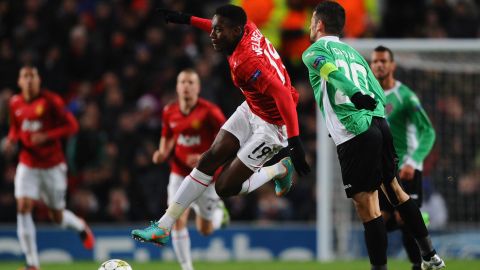 MANCHESTER, ENGLAND - DECEMER 05:  Danny Welbeck of Manchester United competes with Cadu of CFR 1907 Cluj during the UEFA Champions League Group H match between Manchester United and CFR 1907 Cluj at Old Trafford on December 5, 2012 in Manchester, England. (Photo by Laurence Griffiths/Getty Images)