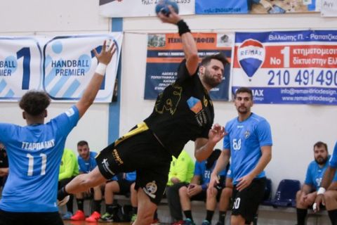Ο Παναγιώτης Νικολαΐδης σε προσπάθειά του κατά τη διάρκεια της αναμέτρησης της ΑΕΚ με την Σαλαμίνα για την Handball Premier