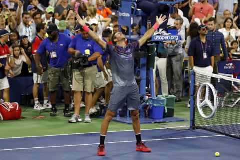 El argentino Juan Martín del Potro festeja tras vencer al austríaco Dominic Thiem en la cuarta ronda del US Open, el lunes 4 de septiembre de 2017. (AP Foto/Adam Hunger)
