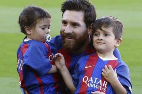 FC Barcelona's Lionel Messi, center, poses with his sons Mateo, left, and Thiago prior of the Spanish La Liga soccer match between FC Barcelona and Villarreal at the Camp Nou stadium in Barcelona, Spain, Saturday, May 6, 2017. (AP Photo/Manu Fernandez)