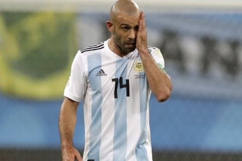 Argentina's Javier Mascherano touches his face after an injuring during the group D match between Argentina and Nigeria, at the 2018 soccer World Cup in the St. Petersburg Stadium in St. Petersburg, Russia, Tuesday, June 26, 2018. (AP Photo/Petr David Josek)