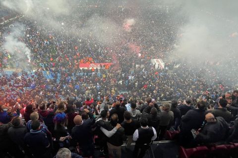 TRABZON, TURKIYE - APRIL 30: Trabzonspor fans celebrate after Trabzonspor win Turkish Super Lig title, clubs 1st league title since 1984 following Turkish Super Lig soccer match between Trabzonspor and Antalyaspor in Trabzon, Turkiye on April 30, 2022. Hamza Onder Kuloglu / Anadolu Agency (Photo by Hamza Onder Kuloglu / ANADOLU AGENCY / Anadolu Agency via AFP)