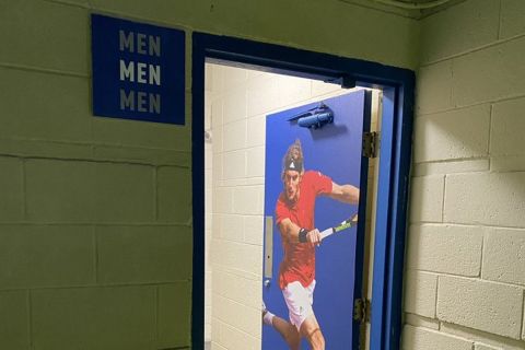 Τσιτσιπάς: Η φωτογραφία του στις τουαλέτες του τουρνουά της Ουάσιγκτον προκάλεσε αντιδράσεις