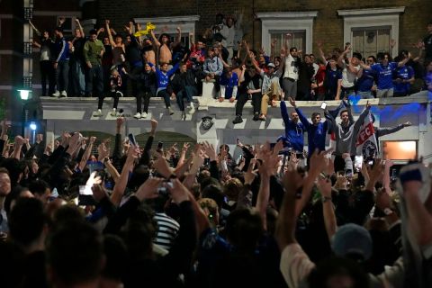 Οι φίλαθλοι της Τσέλσι πανηγυρίζουν στους δρόμους του δυτικού Λονδίνου την κατάκτηση του Champions League, έπειτα από τη νίκη στον τελικό επί της Μάντσεστερ Σίτι | Σάββατο 29 Μαΐου 2021
