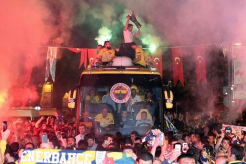 Πανζουρλισμός στην Τουρκία στην παρέλαση της Πρωταθλήτριας Ευρώπης Φενέρμπαχτσε!