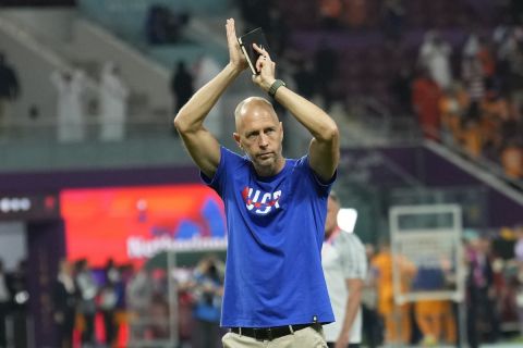 Ο προπονητής των ΗΠΑ, Γκρεγκ Μπερχάλτερ, σε στιγμιότυπο της αναμέτρησης με την Ολλανδία για τη φάση των 16 του Παγκοσμίου Κυπέλλου 2022 στο "Καλίφα", Ντόχα | Σάββατο 3 Δεκεμβρίου 2022