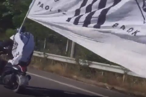 VIDEO: Στην Εθνική οδό με το μηχανάκι του και μια τεράστια σημαία του ΠΑΟΚ!