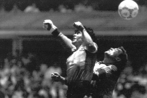 Ο Ντιέγκο Μαραντόνα πετυχαίνει γκολ χρησιμοποιώντας το χέρι του στην αναμέτρηση με την Αγγλία για τα προημιτελικά του Παγκοσμίου Κυπέλλου 1986