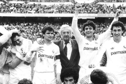 Από αριστερά, Ραφαέλ Γκορδίγιο, Χοσέ Αντόνιο Καμάτσο, Ραμόν Μεντόθα, Μίτσελ, Χόρχε Βαλντάνο. Μπροστά και κάτω από τον Μεντόθα, διακρίνεται ο Ούγο Σάντσες (Ρεάλ Μαδρίτης, 1986/87).