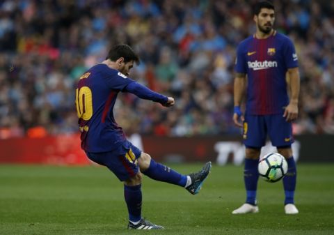 FC Barcelona's Lionel Messi kicks the ball to score during the Spanish La Liga soccer match between FC Barcelona and Atletico Madrid at the Camp Nou stadium in Barcelona, Spain, Sunday, March 4, 2018. (AP Photo/Manu Fernandez)