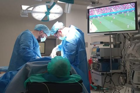 Μουντιάλ 2022: "Άρρωστος" με το ποδόσφαιρο ασθενής στην Πολωνία έβλεπε αγώνα την ώρα του χειρουργείου