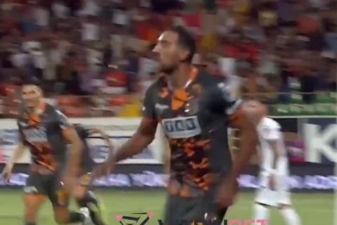 Ο Αχμέντ Χασάν πανηγυρίζει το γκολ στο ντεμπούτο του με την Αλάνιασπορ