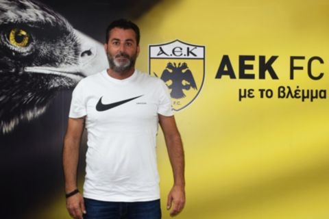 Ο Άκης Πέτρου κατά την ανακοίνωσή του από την ΑΕΚ