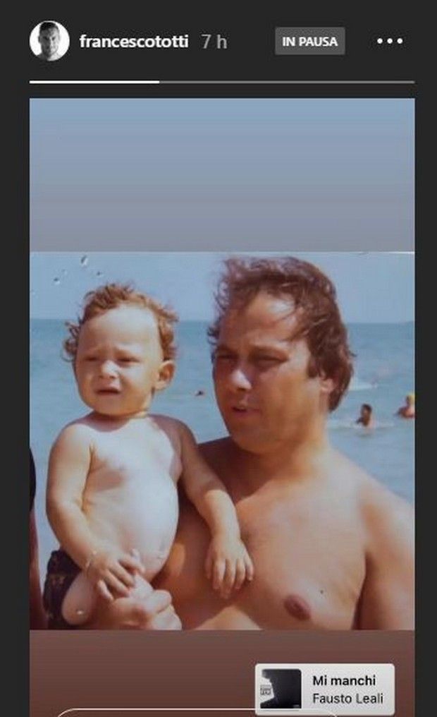 Ο Φραντσέσκο Τότι σε νεαρή ηλικία στην αγκαλιά του πατέρα του