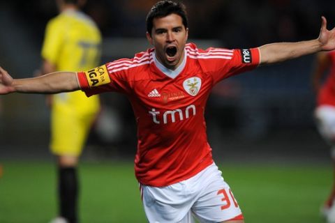 Benfica's Javier Saviola, from Argentina, celebrates after scoring his team's second goal against Benfica Gil Vicente in their Portuguese League Cup final soccer match at the Cidade de Coimbra stadium, in Coimbra, Portugal, Saturday, April 14 2012. (AP Photo/Paulo Duarte)