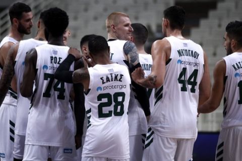 Οι παίκτες του Παναθηναϊκού, στο φινάλε του εντός έδρας αγώνα με τη Λάρισα για την 1η αγωνιστική της Basket League 2020/21