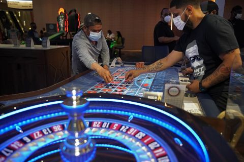 Παίκτες παίζουν ρουλέτα σε καζίνο στο Λας Βέγκας εν καιρώ πανδημίας