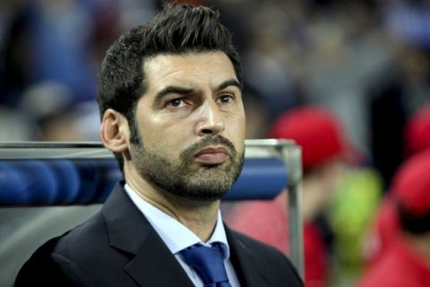 epa03919688 FC Porto's Portuguese head coach Paulo Fonseca during the UEFA Champions League Group G soccer match between FC Porto and Zenit St. Petersburg at Dragao stadium in Porto, Portugal, 22 October 2013.  EPA/JOSE COELHO
