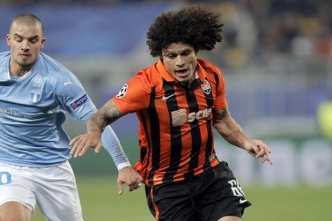 Shakhtar's Marcio Azevedo, right, outruns Malmo's Vladimir Rodic during the Champions League Group A soccer match between FC Shakhtar and Malmo at Arena Lviv stadium in Lviv, western Ukraine, Tuesday, Nov. 3, 2015. (AP Photo/Efrem Lukatsky)