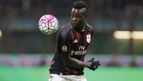 AC Milan's Mario Balotelli controls the ball during the Italian Cup second leg semifinal soccer match between AC Milan and Alessandria at the San Siro stadium in Milan, Italy, Tuesday, March 1, 2016. (AP Photo/Antonio Calanni)