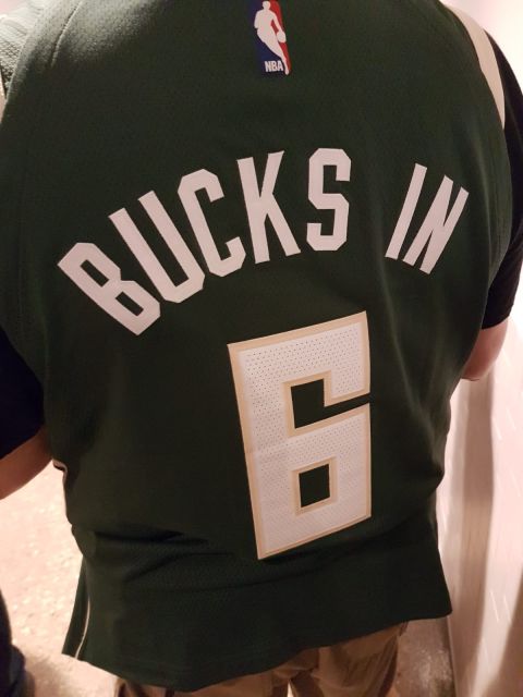 Μπλούζακι των Μπακς με το σύνθημα "Bucks In Six"
