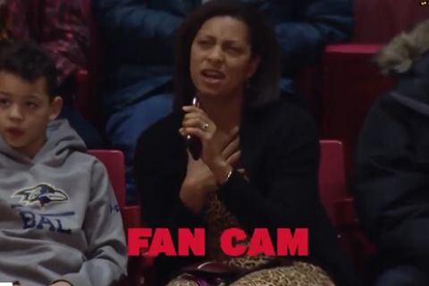 NCAA: Μία μητέρα ντρόπιασε τον γιο της, τραγουδώντας κατά την διάρκεια ενός τάιμ άουτ