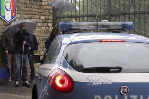  *** Local Caption *** RAZZIA: Politiet slo til mot 41 klubber tirsdag. Her fra en annen aksjon i Firenze i 2012.