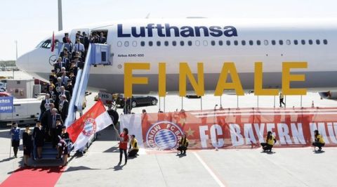 Bayern Munich players pose during their arrival at Munich's airport April 26, 2012. Bayern Munich won the Champions League semi-final against Real Madrid on Wednesday. The Champions League Final 2012 will take place between Bayern Munich and FC Chelsea in Munich's Allianz Arena on May 19.      REUTERS/Michaela Rehle (GERMANY - Tags: SPORT SOCCER)