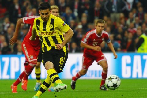 LONDON, ENGLAND - MAY 25:  Ilkay Gundogan of Borussia Dortmund scores a goal from the penalty spot during the UEFA Champions League final match between Borussia Dortmund and FC Bayern Muenchen at Wembley Stadium on May 25, 2013 in London, United Kingdom.  (Photo by Laurence Griffiths/Getty Images)