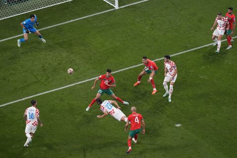 Ο Γκβάρντιολ πιάνει την κεφαλιά για το 1-0 της Κροατίας κόντρα στο Μαρόκο