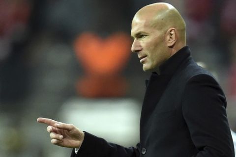 El técnico de Real Madrid, Zinedine Zidane, apunta durante un partido contra Bayern Munich por la Liga de Campeones el miércoles, 12 de abril de 2017, en Munich, Alemania. (Andreas Gebert/dpa via AP)