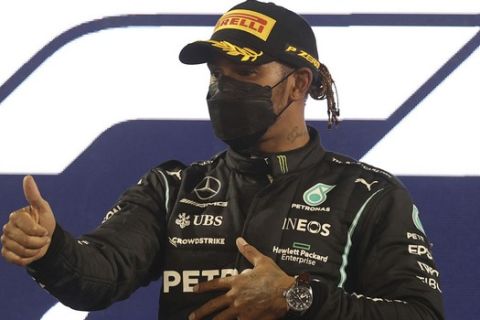 Ο Λιούις Χάμιλτον πανηγυρίζει τη νίκη στο GP του Μπαχρέιν
