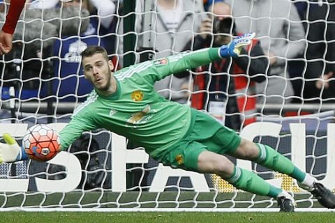 Uniteds goalkeeper David de Gea makes a safe during the English FA Cup semifinal soccer match between Everton and Manchester United at Wembley stadium in London, Saturday, April 23, 2016.(AP Photo/Kirsty Wigglesworth)
