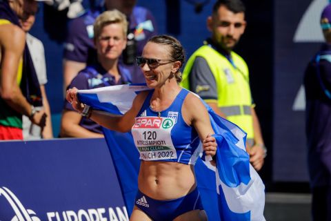 Η Αντιγόνη Ντρισμπιώτη με την ελληνική σημαία στον τερματισμό των 35 χλμ βάδην στο ευρωπαϊκό πρωτάθλημα στίβου στο Μόναχο.