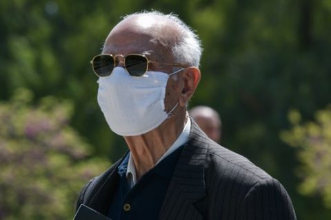 Ηλικιωμένος άνδρας περπατάει στην Αθήνα στην εποχή της πανδημίας