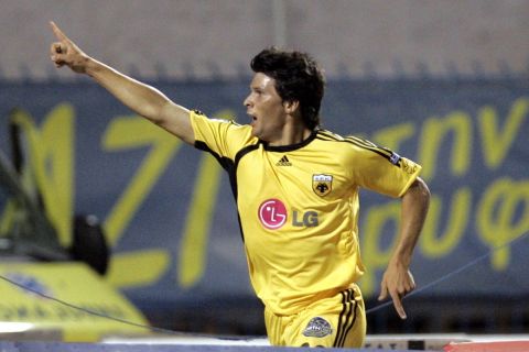 Ο Μάρτιν Παουτάσο πανηγυρίζει το γκολ κόντρα στον Ατρόμητο τη σεζόν 2006/07