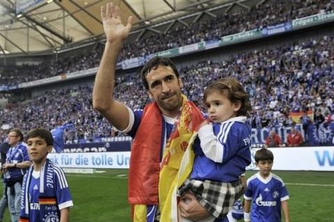 Schalke's Raul of Spain waves good bye to fans with his children after the German first division Bundesliga soccer match between FC Schalke 04 and Hertha BSC Berlin in Gelsenkirchen, Germany, Saturday, 28, 2012. Schalke defeated Berlin with 4-0. Raul leaves the club, where he became the most favored player. (AP Photo/Martin Meissner) - NO MOBILE USE UNTIL 2 HOURS AFTER THE MATCH, WEBSITE USERS ARE OBLIGED TO COMPLY WITH DFL-RESTRICTIONS, SEE INSTRUCTIONS FOR DETAILS -