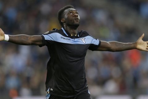 Lazio's Felipe Caicedo celebrates after scoring the second goal during the Europa League, Group H soccer match between Marseille and Lazio at the Velodrome Stadium in Marseille, France,Thursday, Oct. 25, 2018. (AP Photo/Claude Paris)