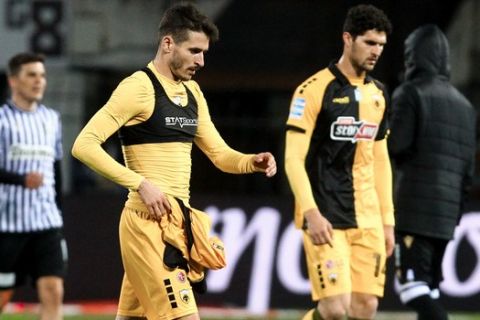 Λόπες και Αλμπάνης απογοητευμένη μετά από την ήττα της ΑΕΚ απ΄ τον ΠΑΟΚ για τα playoffs της Super League Interwetten.