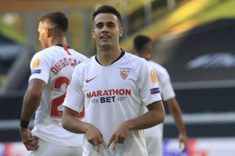 Sevilla's Sergio Reguilon celebrates after scoring his side's first goal during the Europa League, round of 16 soccer match between Roma and Sevilla, at the Schauinsland-Reisen-Arena in Duisburg, Germany, Thursday, Aug. 6, 2020. (Wolfgang Rattay/Pool Photo via AP)