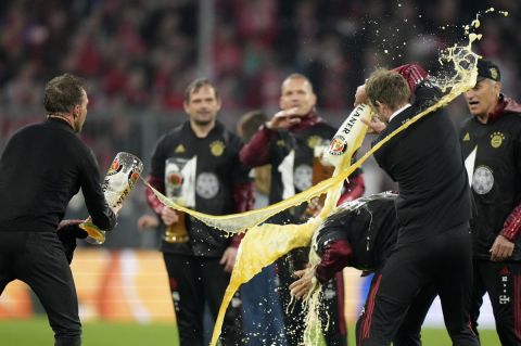 Οι παίκτες της Μπάγερν Μονάχου πανηγυρίζουν με μπύρες την κατάκτηση του τίτλου