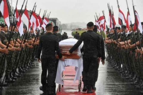 Συγκίνηση στην κηδεία των μελών της Σαπεκοένσε