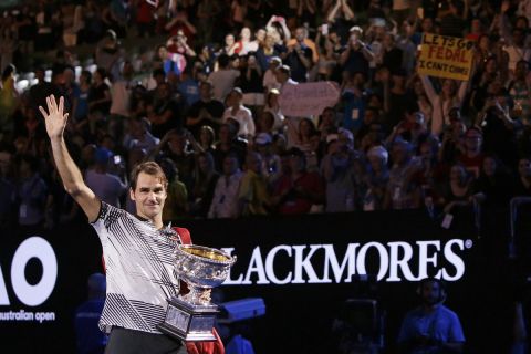 Ο Ρότζερ Φέντερερ αποχαιρετά τον κόσμο μετά από την κατάκτηση του Australian Open κόντρα στον Ναδάλ το 2017
