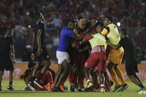 Panama's soccer players celebrate qualifying for the 2018 Russia World Cup after their team's 2-1 victory over Costa Rica in Panama City, Tuesday, Oct. 10, 2017. (AP Photo/Arnulfo Franco)