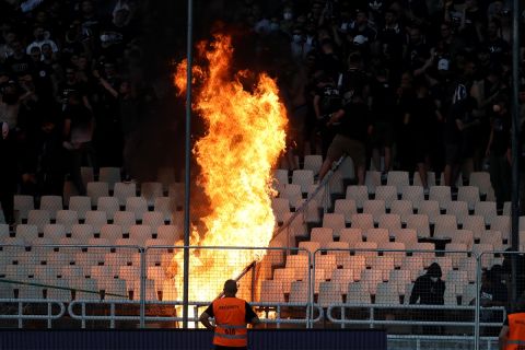 Η φωτιά μπροστά από την κερκίδα των οπαδών του ΠΑΟΚ