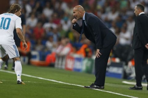 Real Madrid coach Zinedine Zidane speaks with Real Madrid's Luka Modric during a Champions League group H soccer match between Real Madrid and Apoel Nicosia at the Santiago Bernabeu stadium in Madrid, Spain, Wednesday, Sept. 13, 2017. (AP Photo/Francisco Seco)